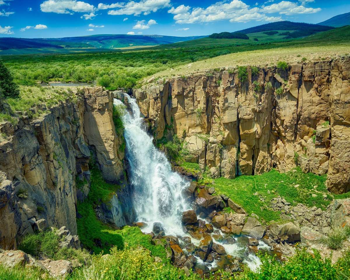 Kolorado -Szybka woda wodospadu spływa po klifie puzzle online