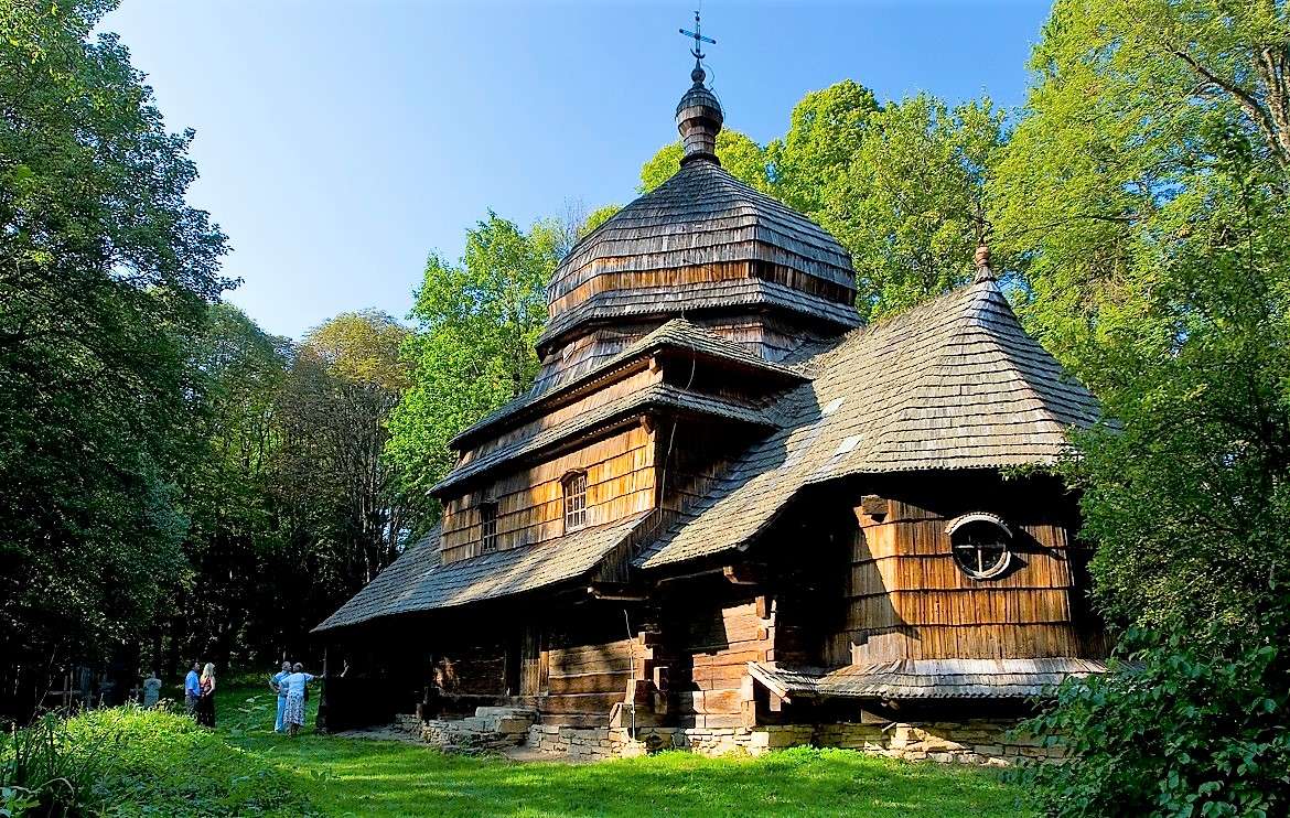 Drewniany kościół w Karpatach puzzle online