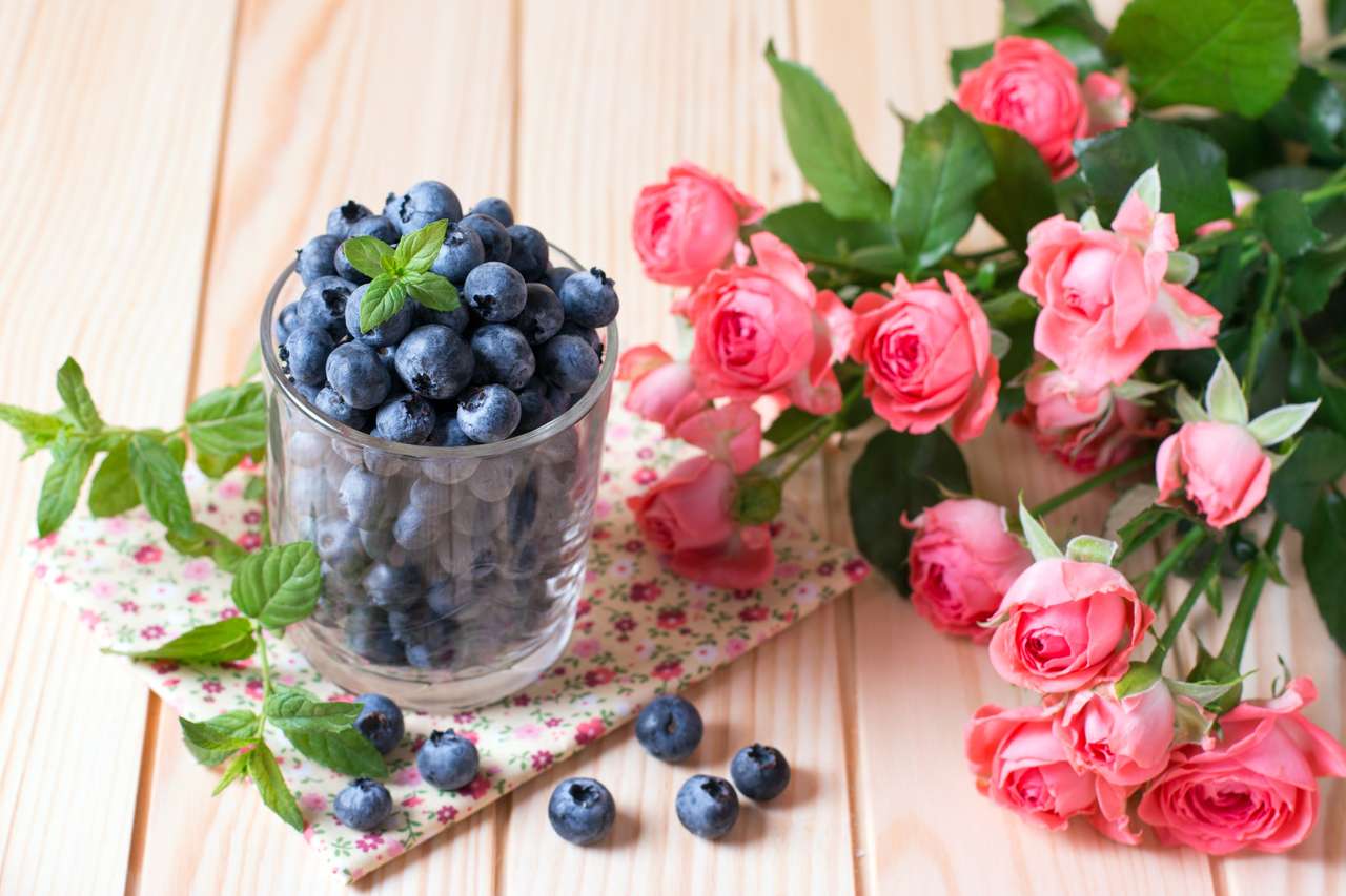 Piękne róże i zdrowe smaczne borówki puzzle online