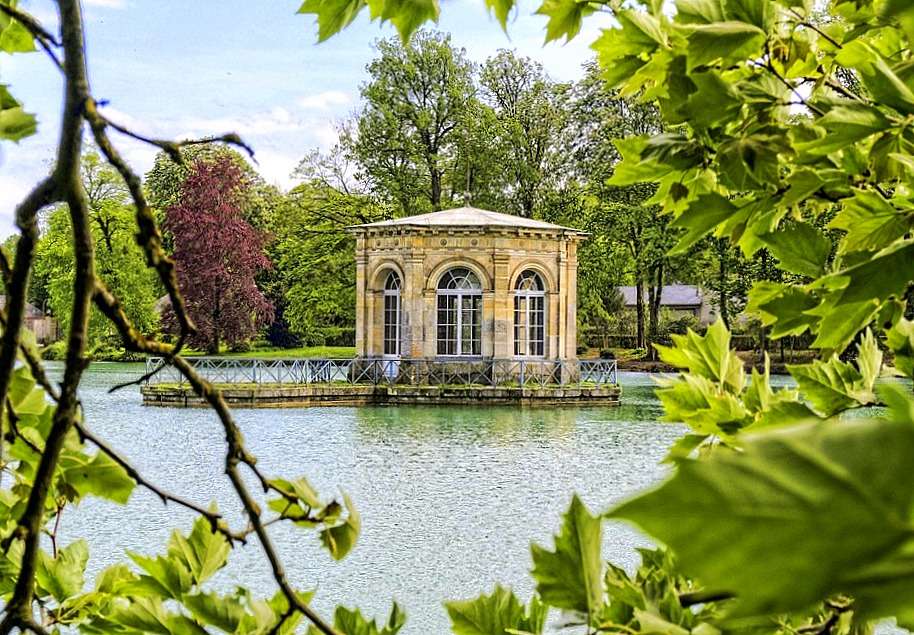 Pawilon na wodzie w Parku Królewskim Fontainebleau puzzle online