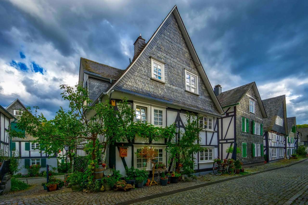 Niemcy Urocze domy i brukowana ulica w Freudenberg puzzle online