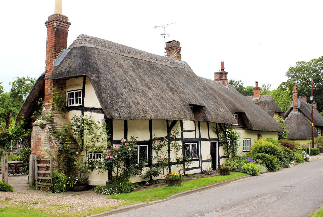 Bardzo stare angielskie chaty w wiosce puzzle online