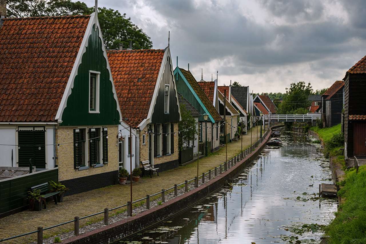 Holandia-Tradycyjne kolorowe domki nad kanałem puzzle online