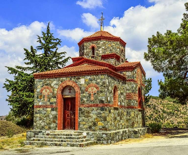 Malowniczy kościół prawosławny na Cyprze puzzle online