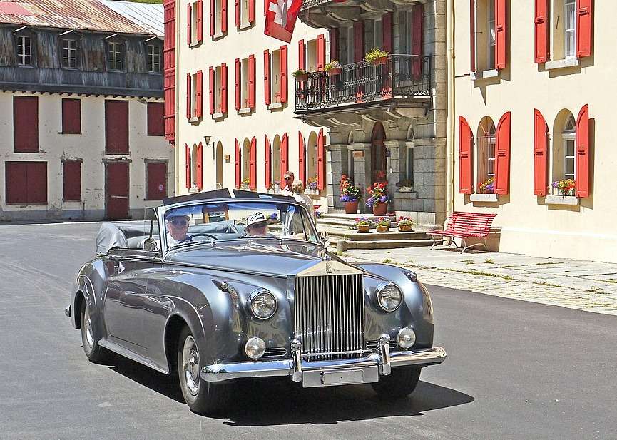 Rolls-royce kabriolet w szwajcarskim miasteczku puzzle online
