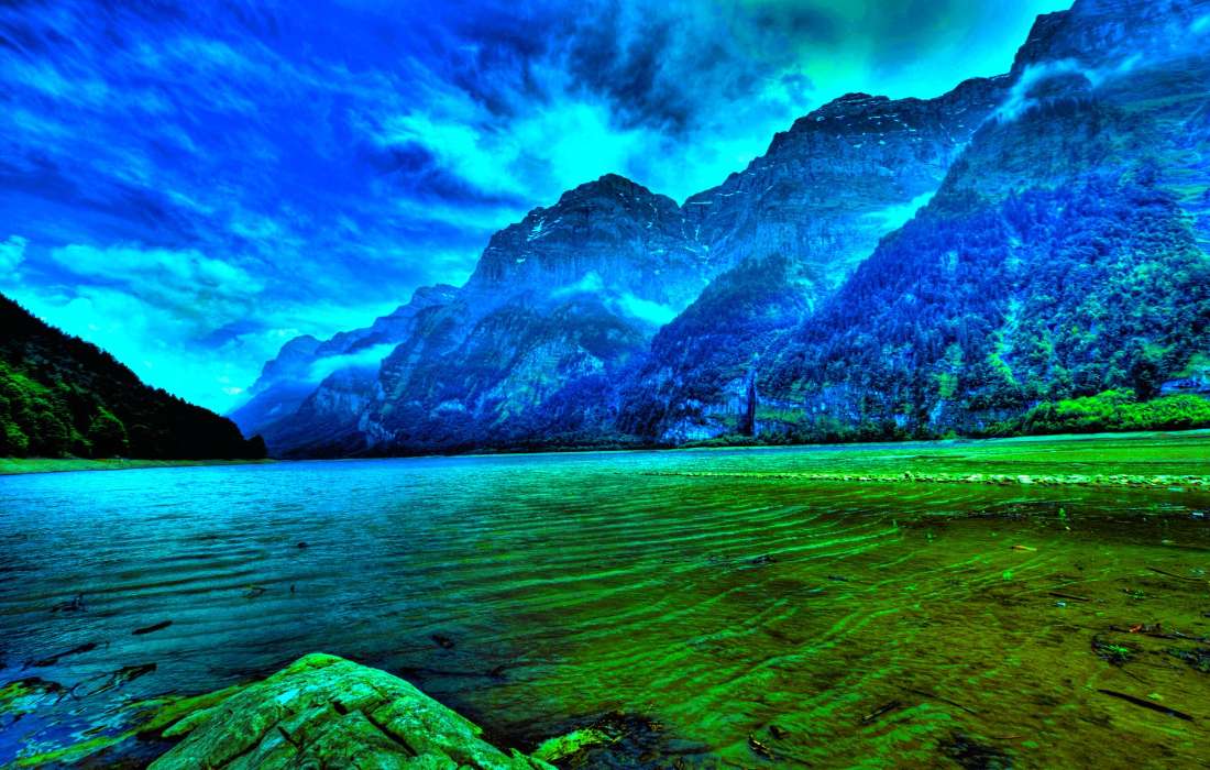 Piękno górskiej mgły nad jeziorem kolor zachwyca puzzle online