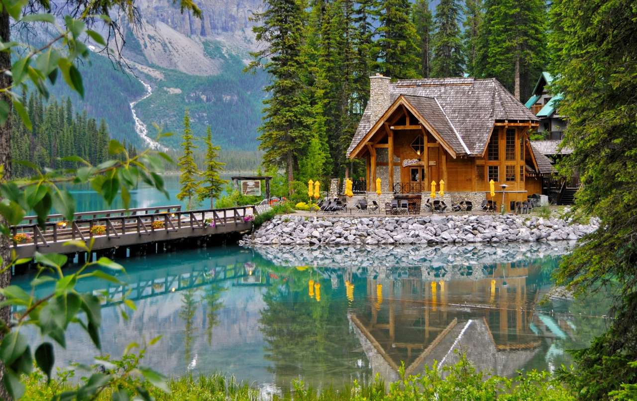 Kanada-Śliczna knajpka nad jeziorem Emerald Lake puzzle online