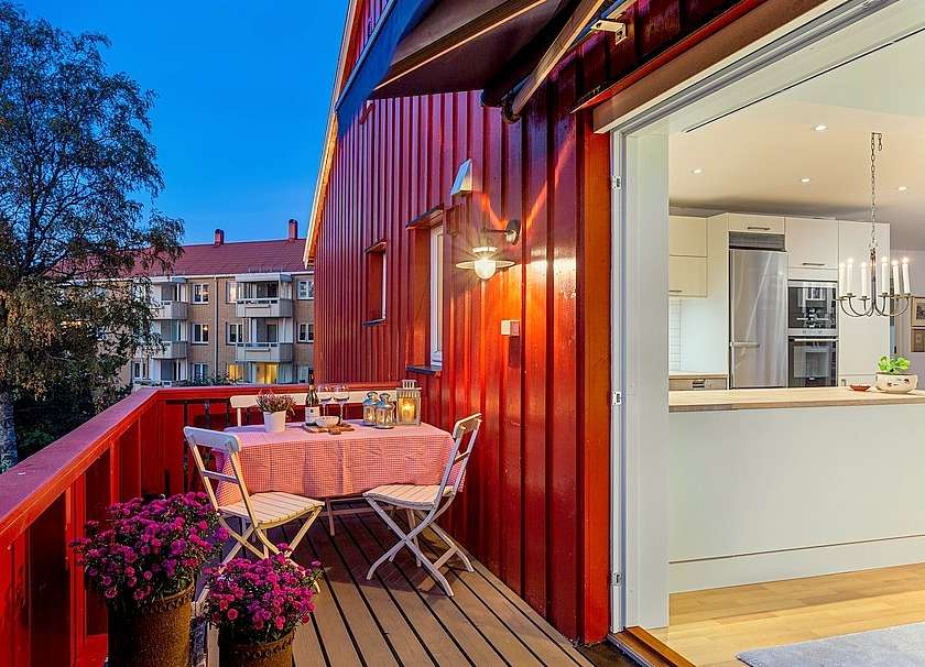 Przytulny balkon przy eleganckiej kuchni puzzle online