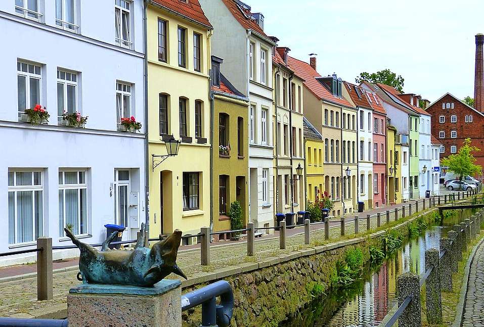 Widok z Mostu Świni na kolorowe kamienice (Wismar) puzzle online