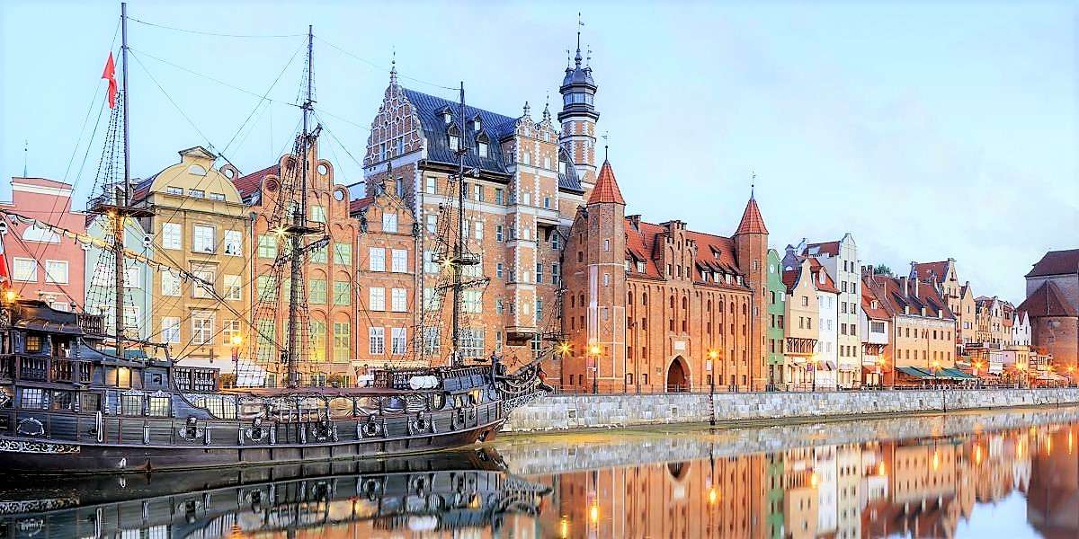 Nabrzeże z muzealnym statkiem w Gdańskiej Polsce puzzle online