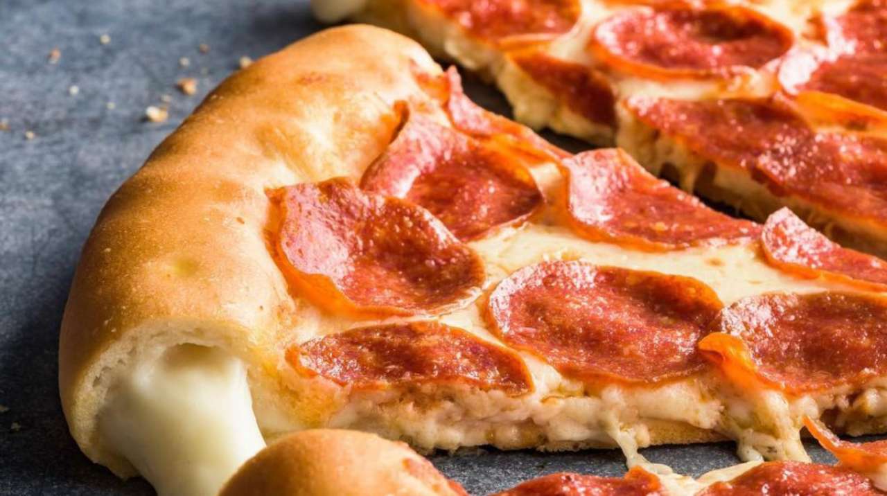 Pizza Pepperoni Na Faszerowanym Cieście puzzle online