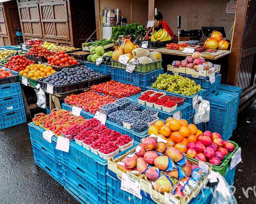 Sprzedaż na straganie owoców i warzyw puzzle online