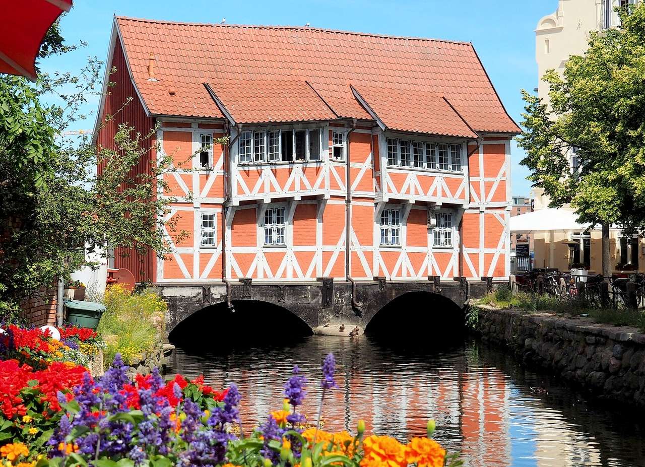 Dom na wodzie w mieście Wismar (Niemcy) puzzle online