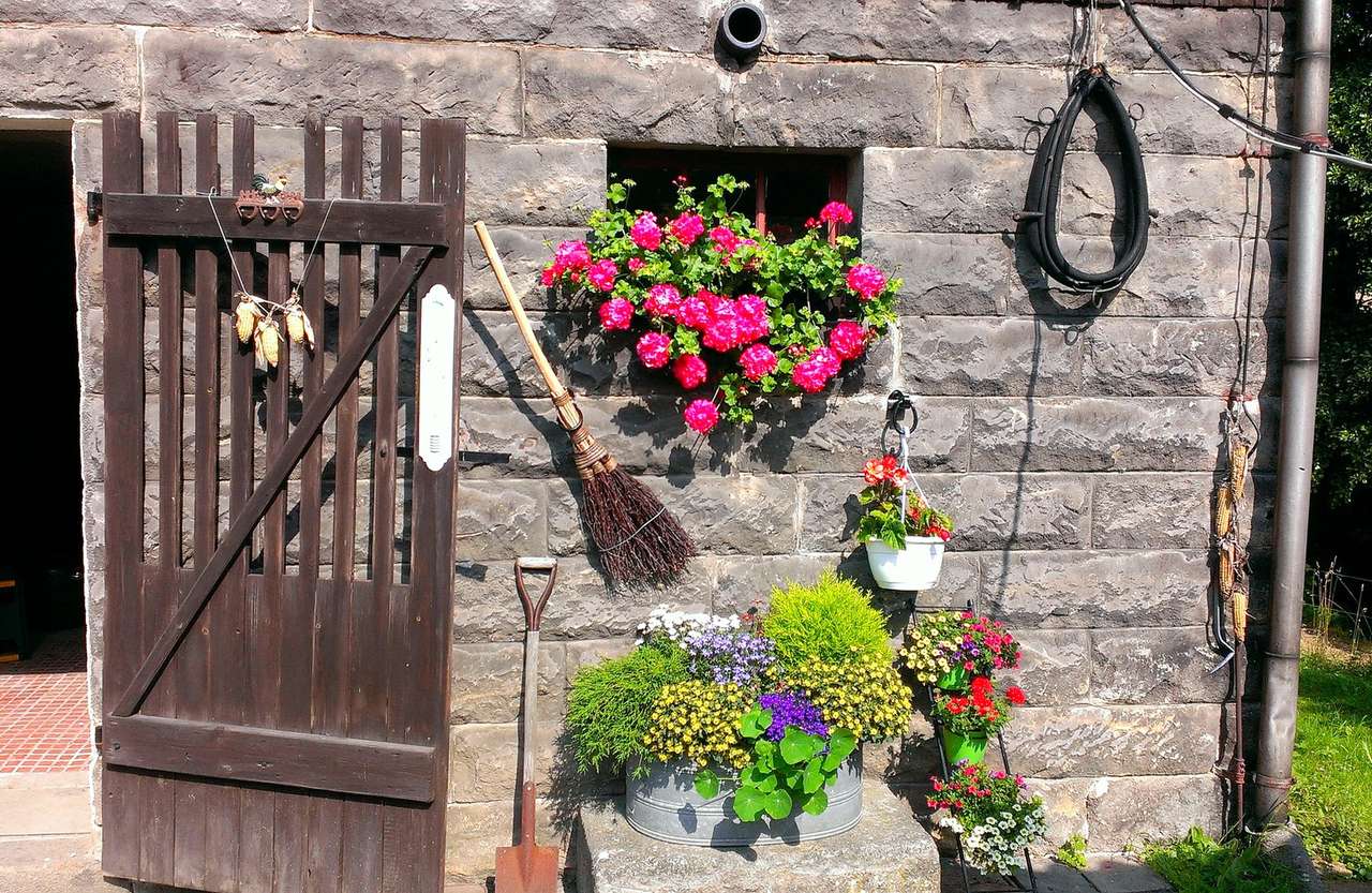 Ozdobiona kwiatami, murowana szopa na farmie puzzle online