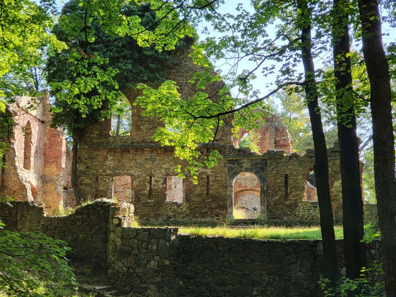 ruiny zamku w lesie puzzle online