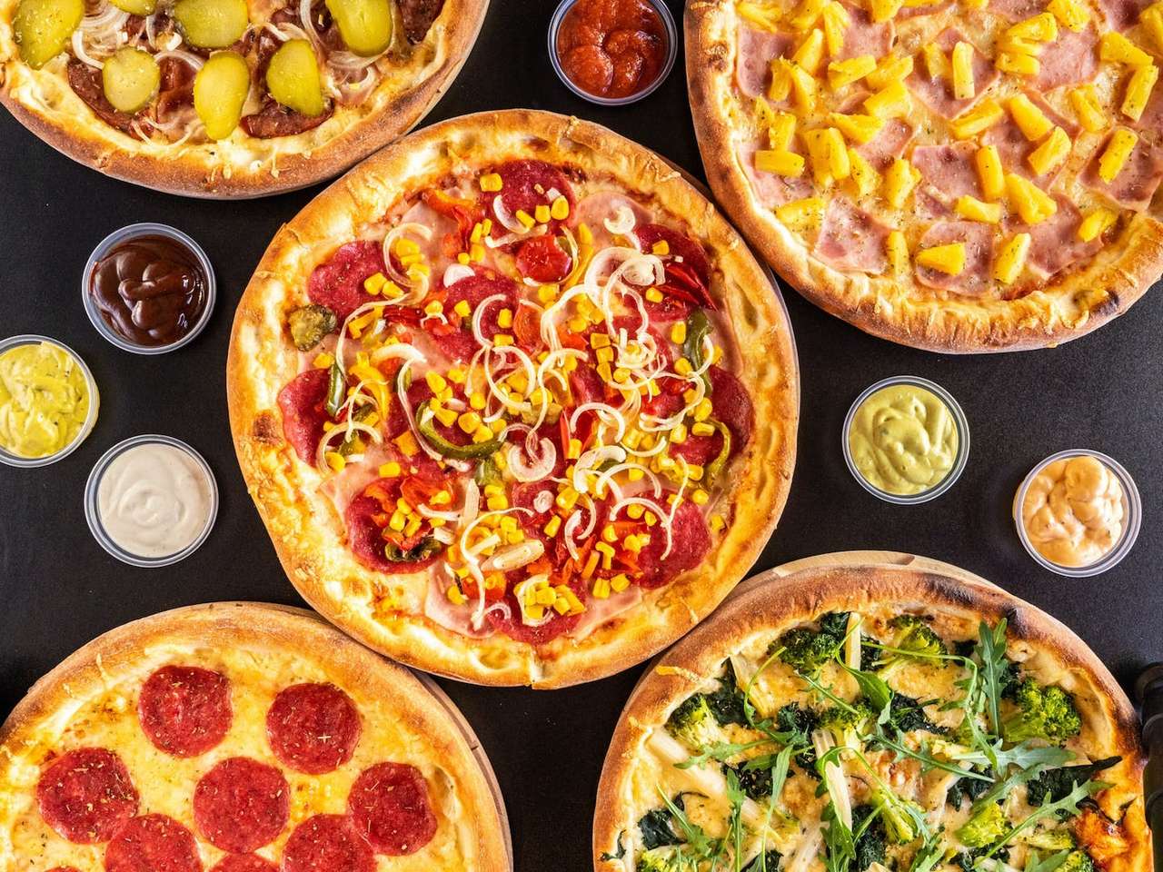 Impreza z pizzą puzzle online