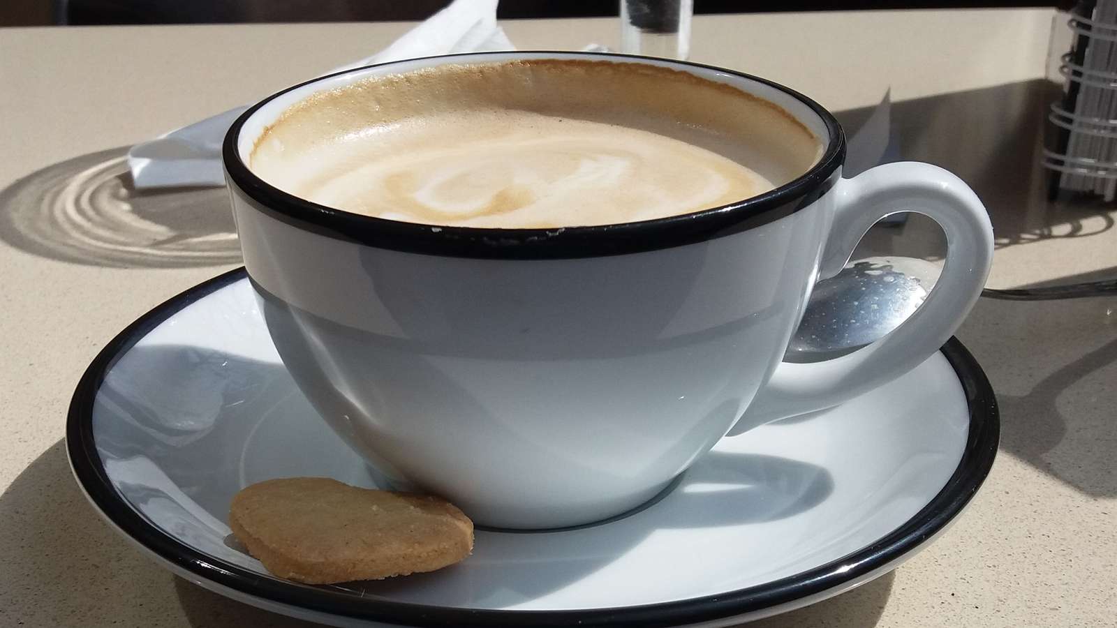 kawa z mleczkiem w filiżance puzzle online