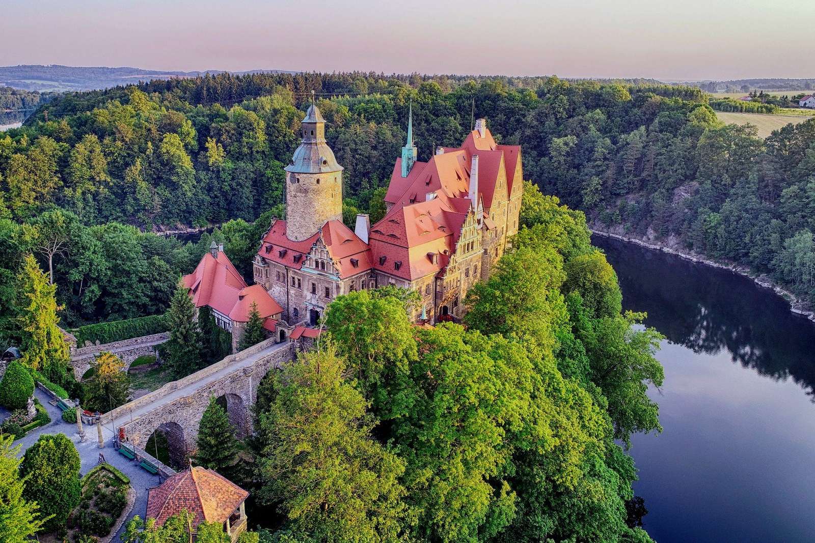 zamek w polsce, jezioro, las puzzle online