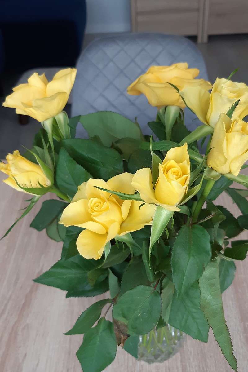 bukiet żółtych róż w wazonie puzzle online