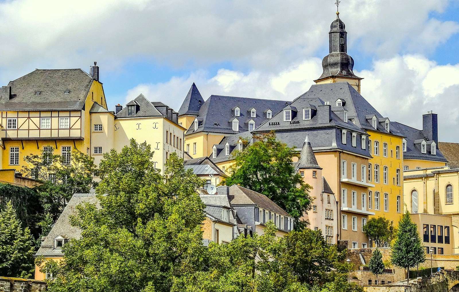 Przepiękne Stare Miasto w Luksemburgu puzzle online