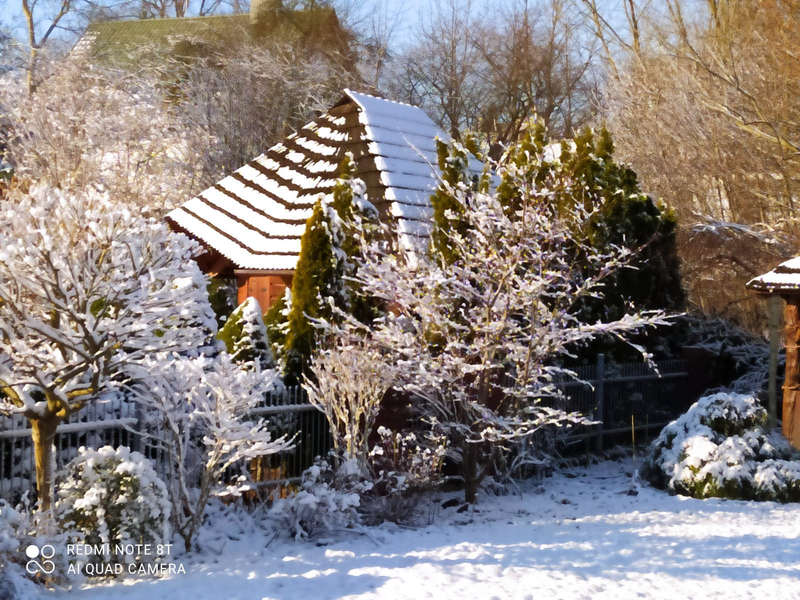 chata przykryta śniegiem puzzle online