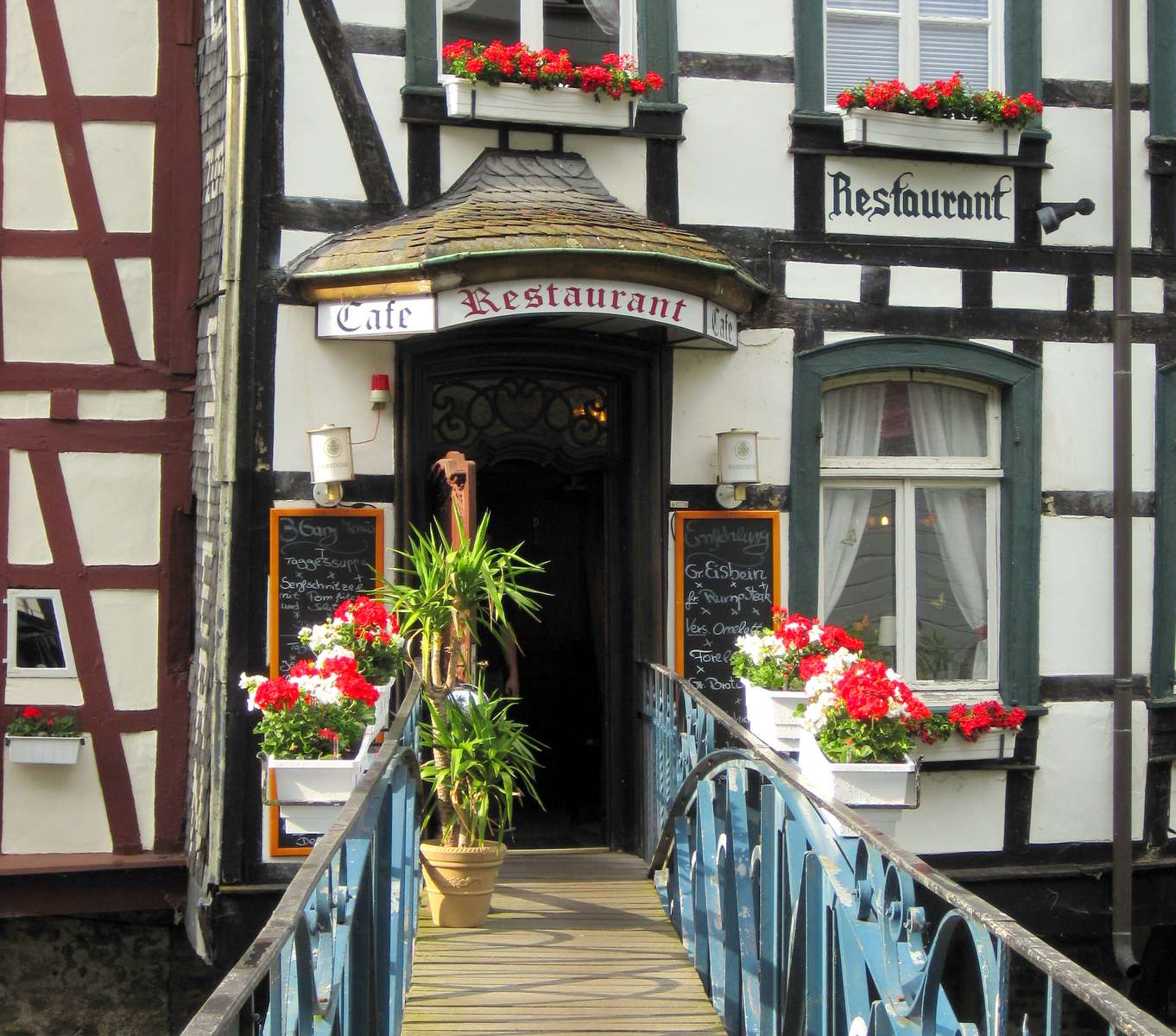 Mostek prowadzący do restauracji w Monschau puzzle online