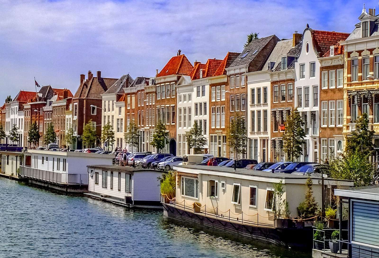 Barwne kamienice i barki mieszkalne w Middelburgu puzzle online