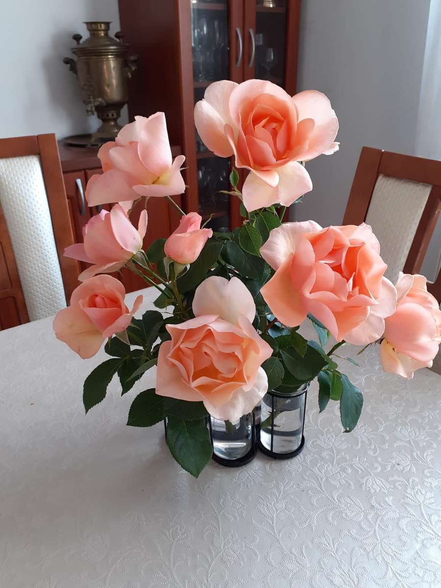 bukiet z róż na stole puzzle online