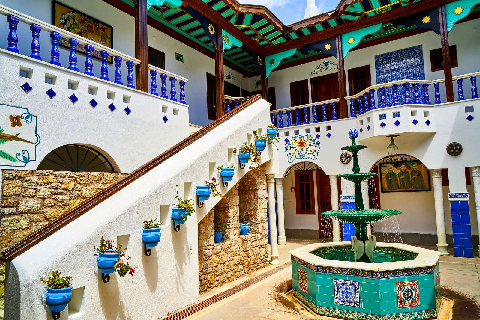 Błękitne patio w luksusowym hotelu puzzle online