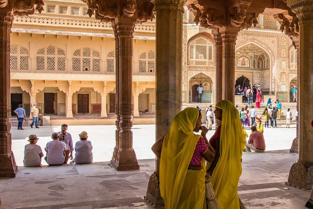 Turyści w Forcie Amber w w Indiach puzzle online