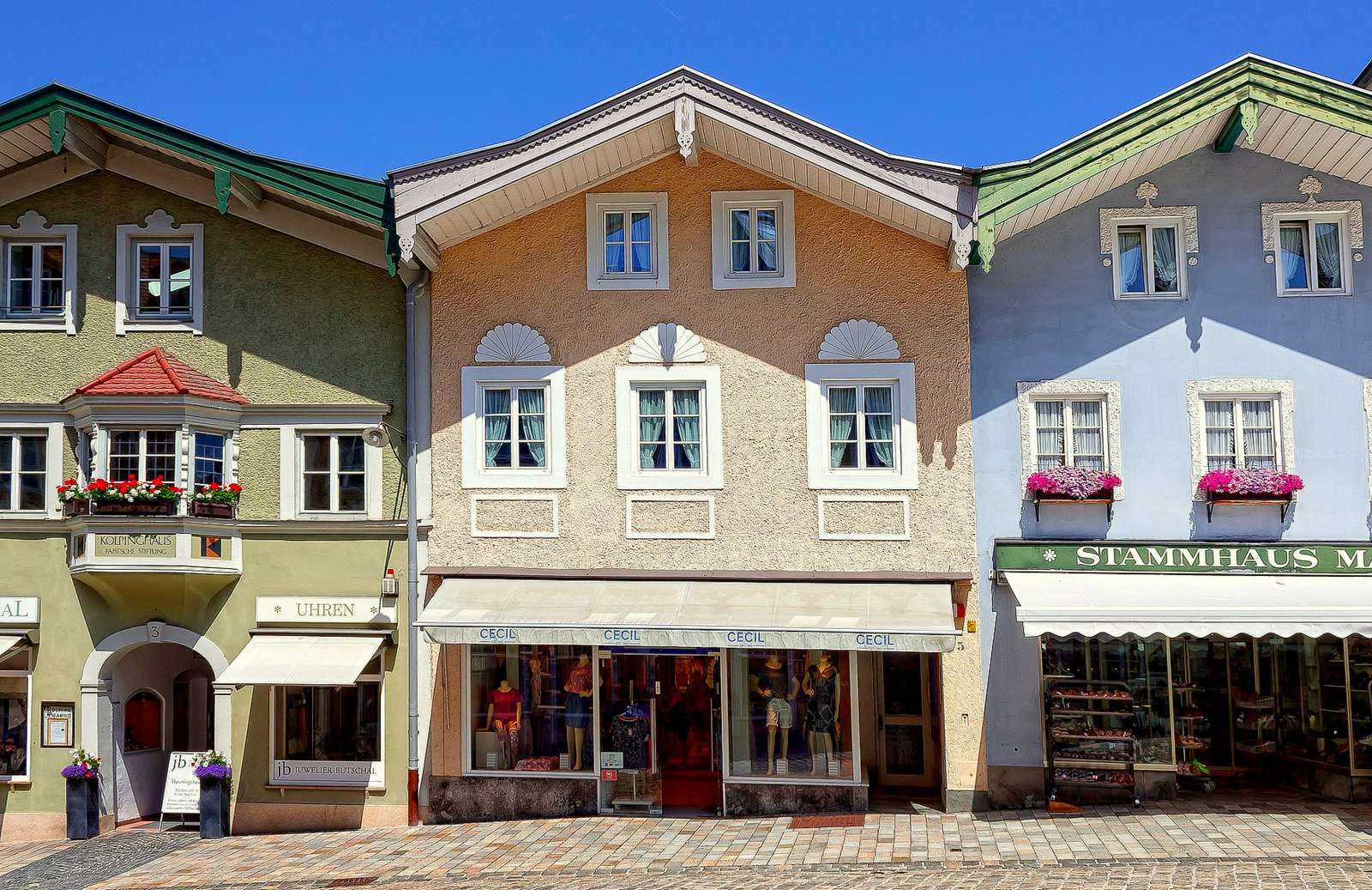 Kamienice ze sklepikami w miasteczku Bad Tölz puzzle online