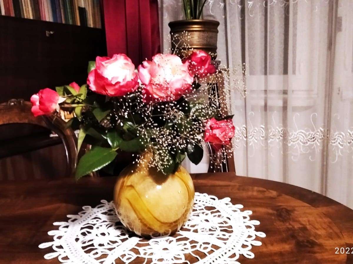 wazon z kwiatami na stole puzzle online