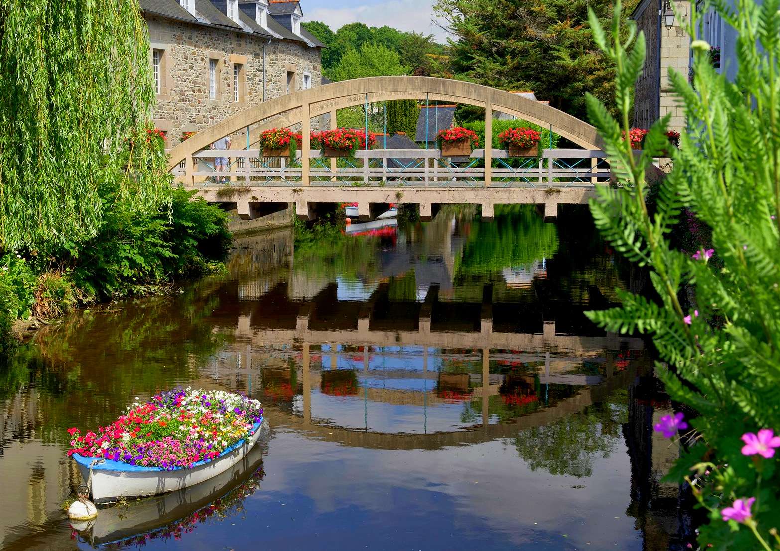 Łodzie pełne kwiatów na rzece w Bretanii puzzle online