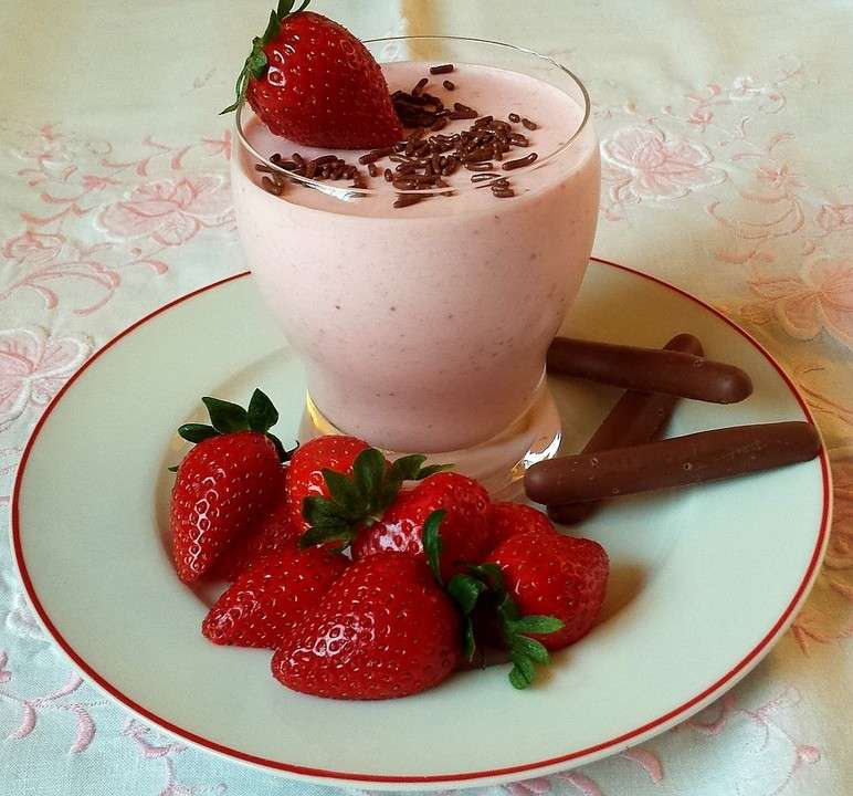 Deser jogurtowy z truskawkami puzzle online