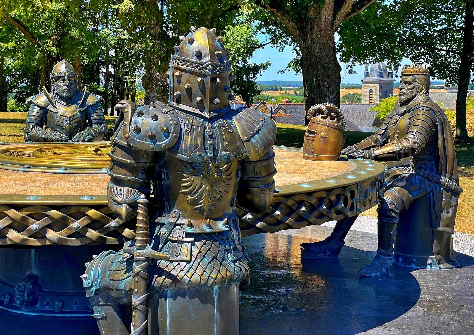 Rycerze Okrągłego Stołu - rzeźba w parku puzzle online
