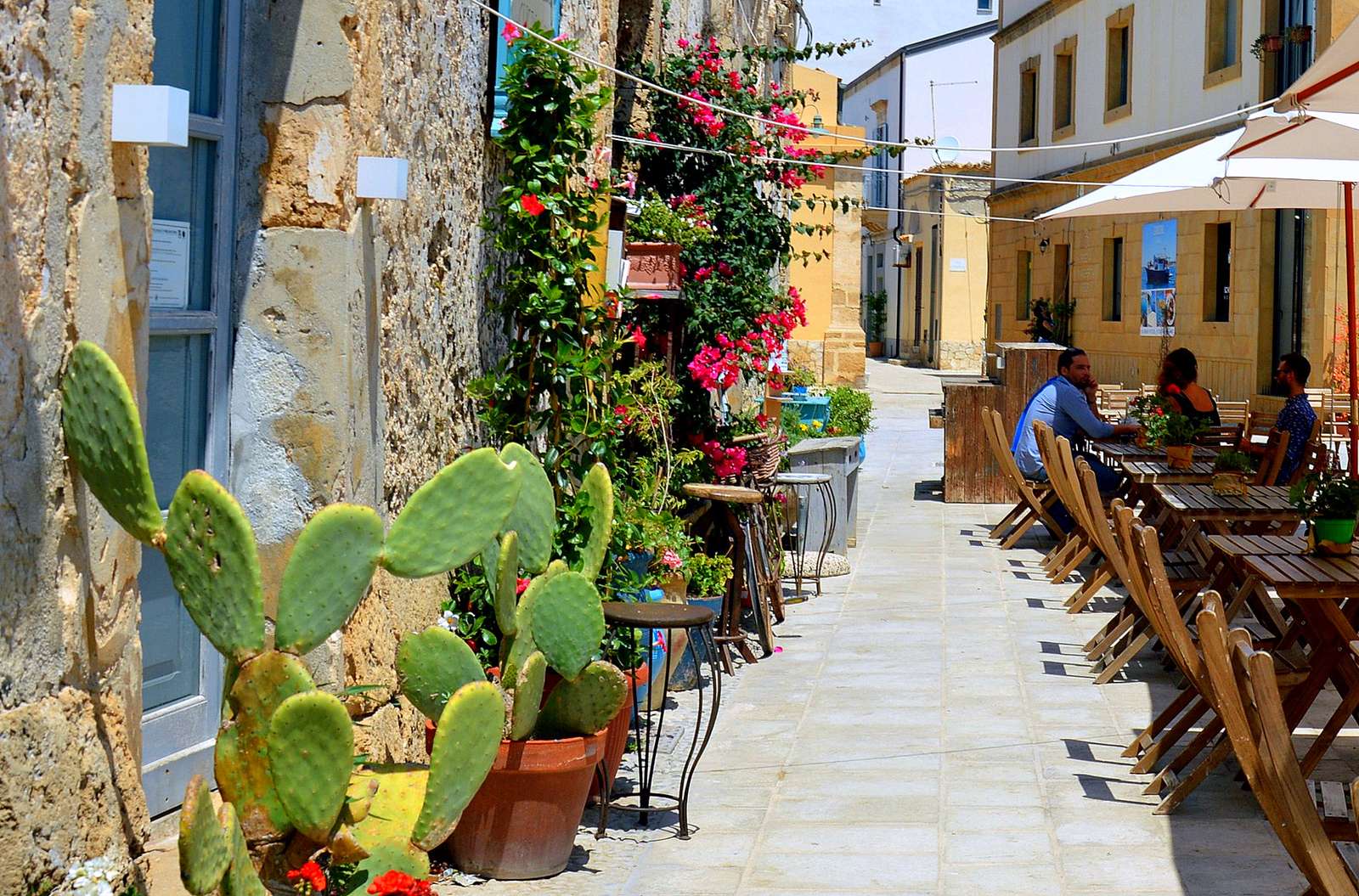 Uliczna kawiarnia na Sycylii (wioska Marzamemi) puzzle online