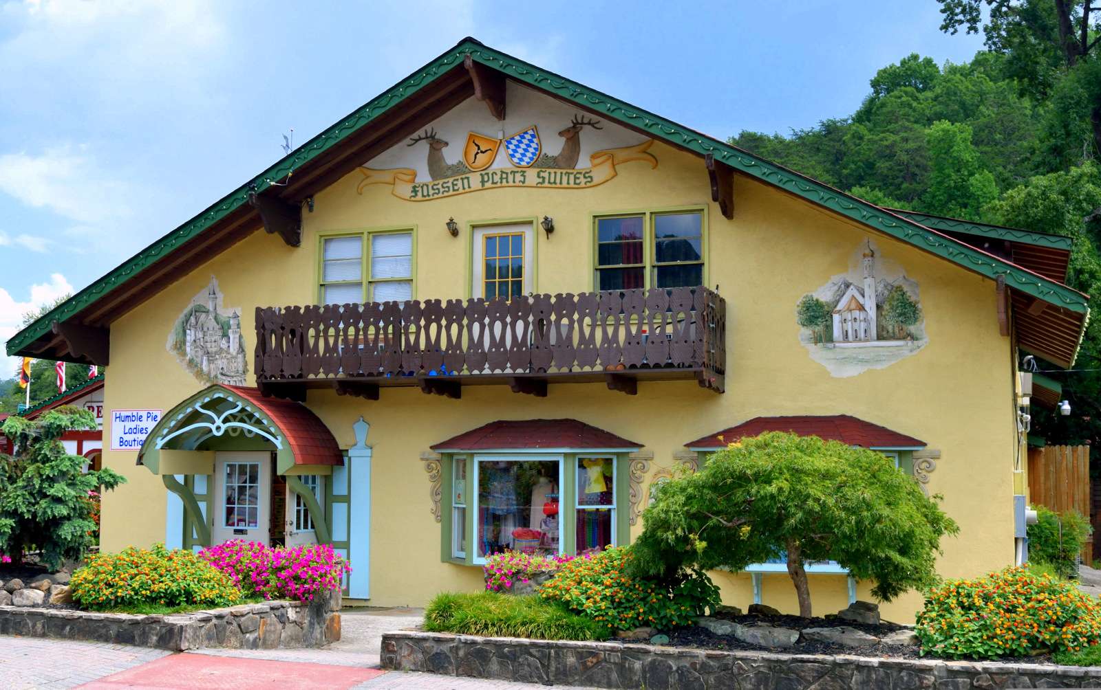 Sklepik dla pań w pięknym domu na alpejskiej wsi puzzle online