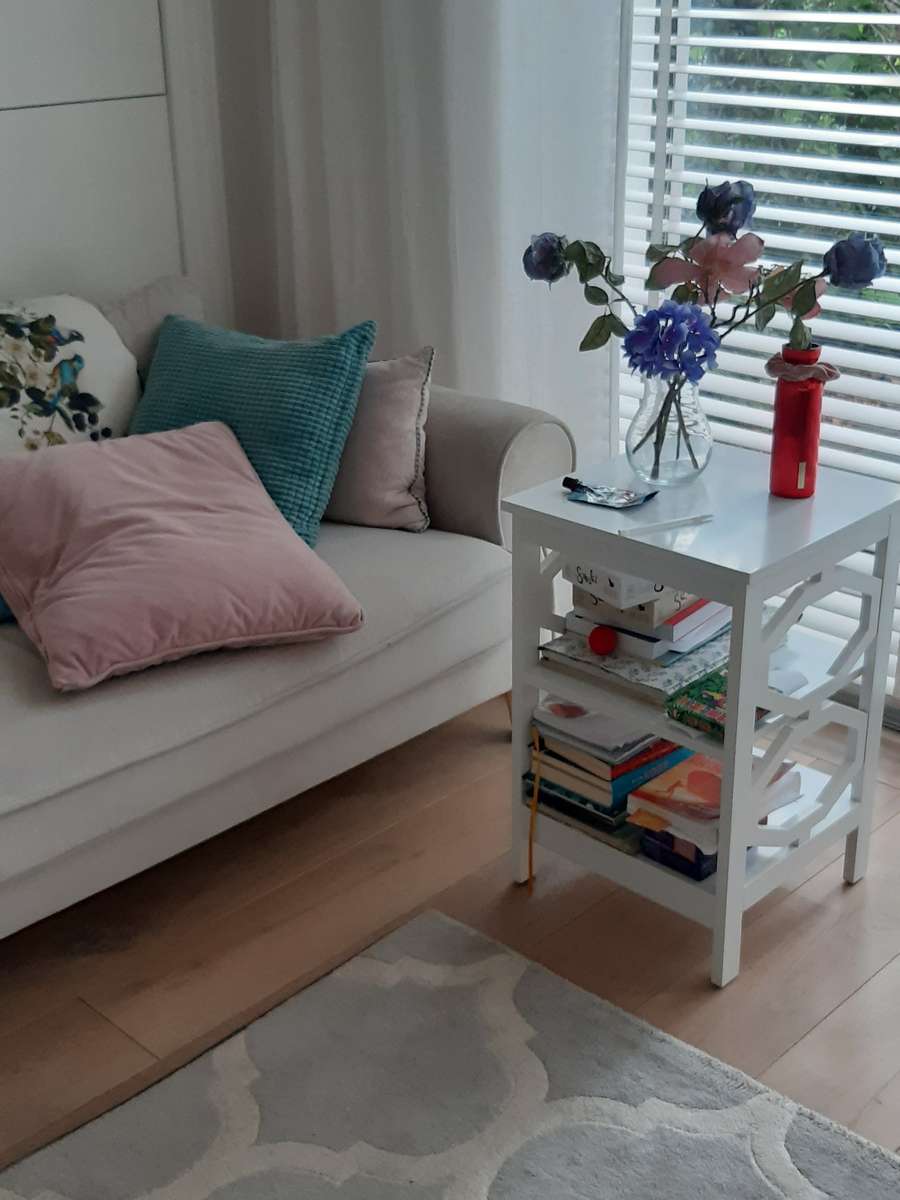 kanapa z poduszkami i szafka puzzle online