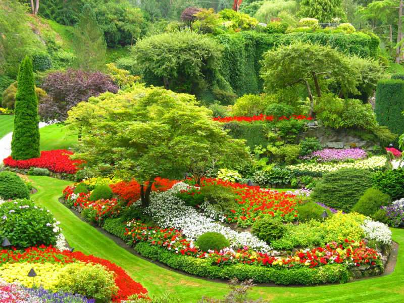 Rabaty kwiatowe w parku puzzle online