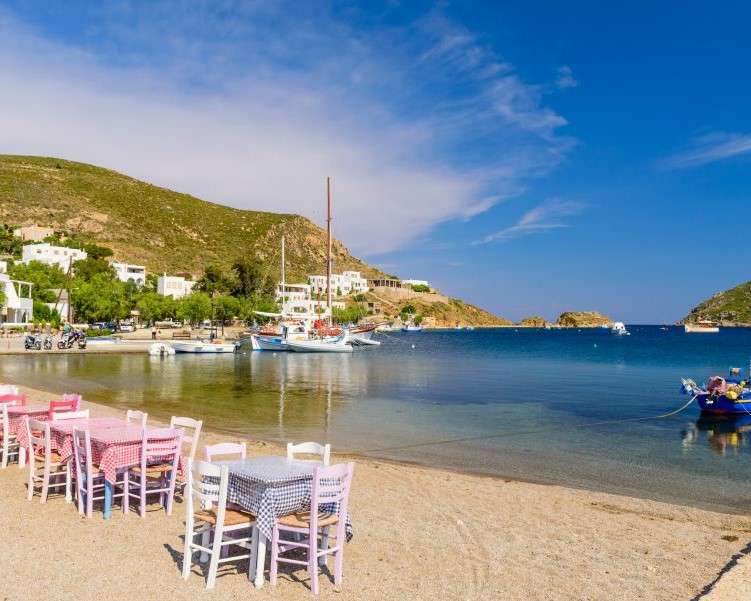 Wybrzeże w Grecji z restauracją puzzle online