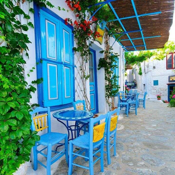 Biało-niebieska uliczka w Grecji puzzle online