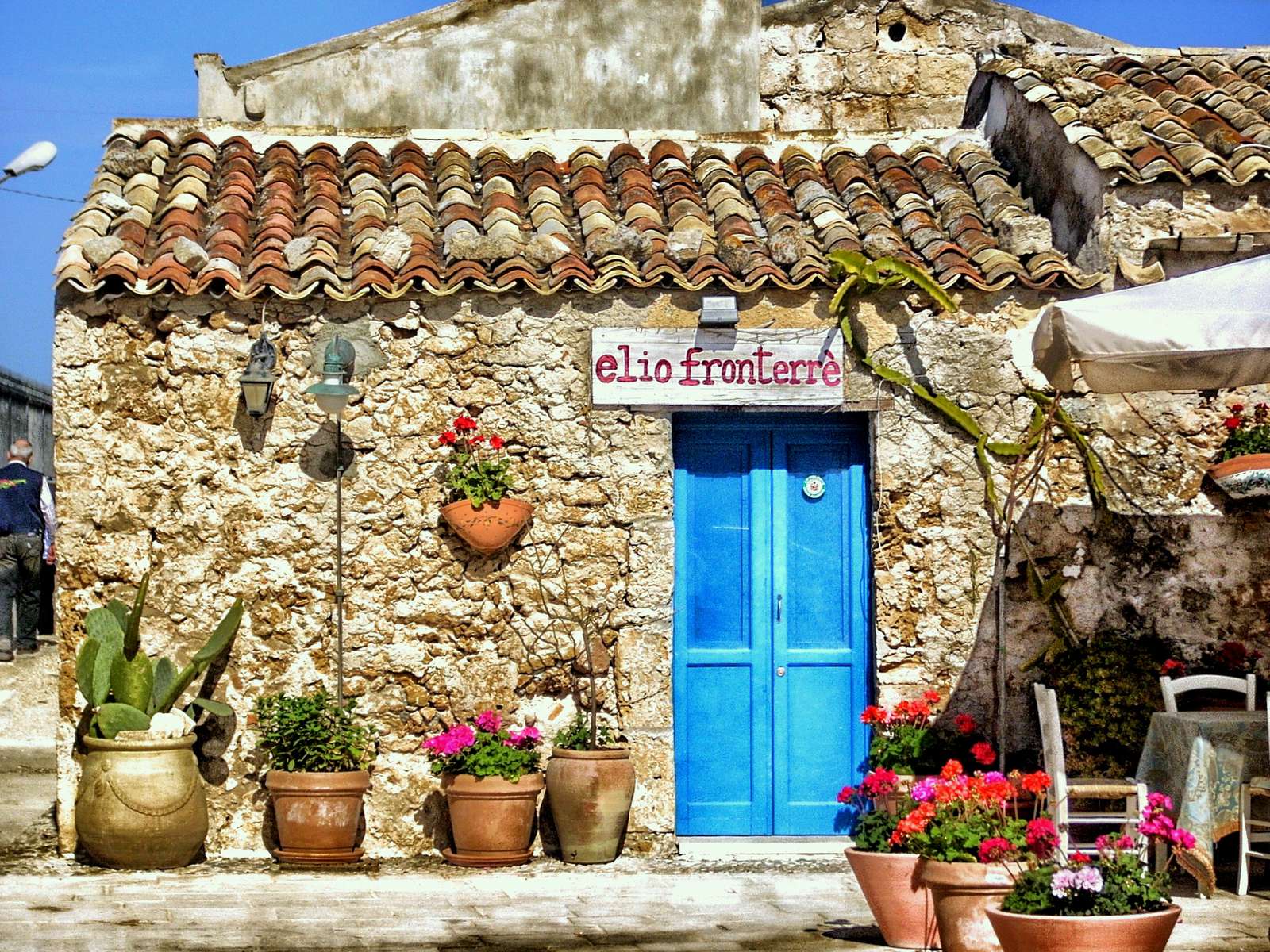 Stara chata w wiosce Marzamemi na Sycylii puzzle online