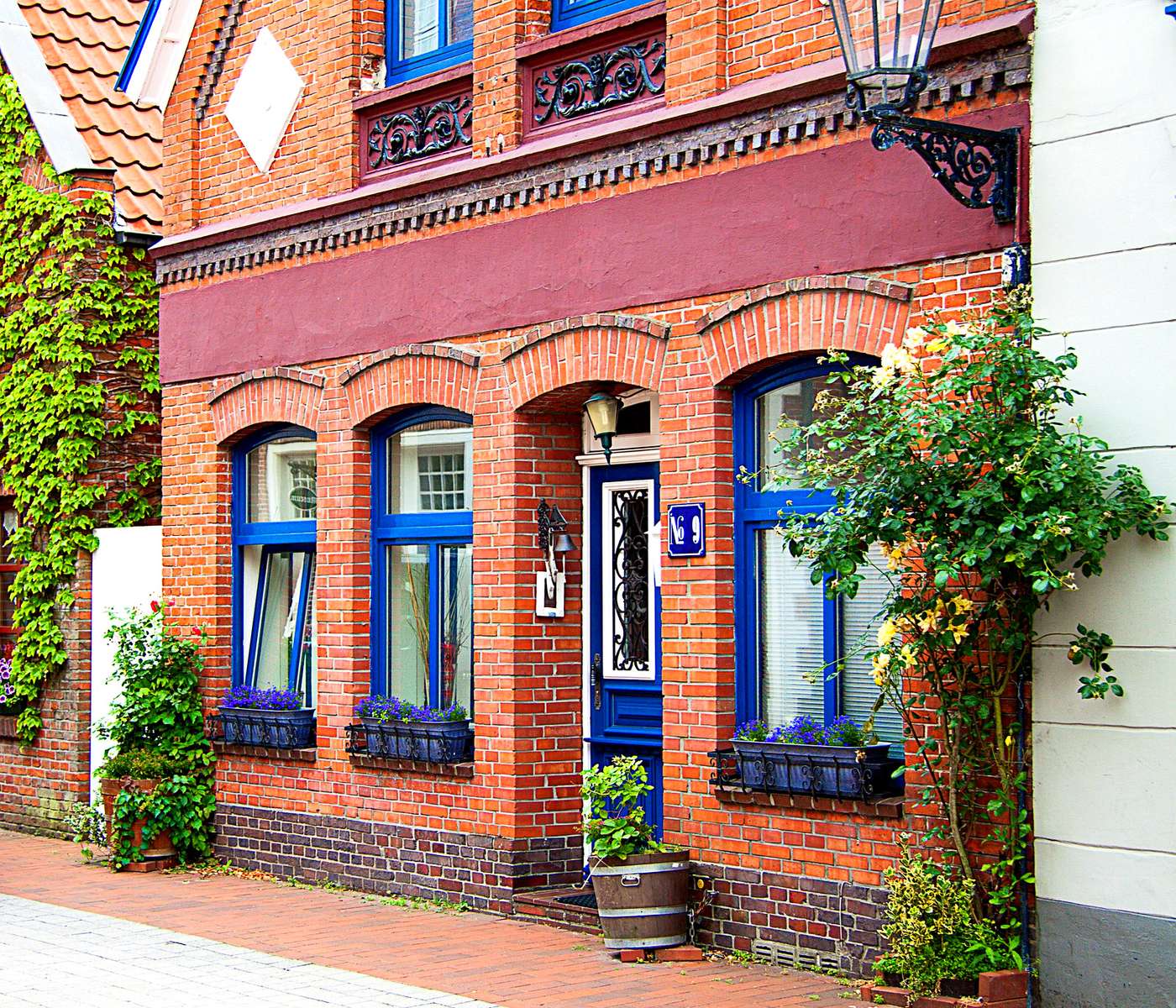 Dom z czerwonej cegły (Niemcy, Ostfriesland) puzzle online