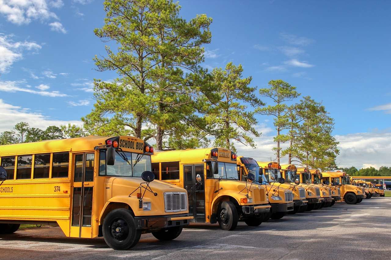 Autobusy szkolne, parking puzzle online