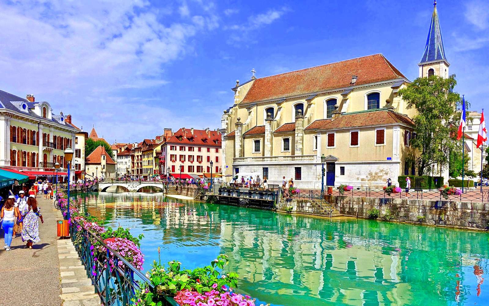 Annecy, miasto pełne mostów, kwiatów i turystów puzzle online