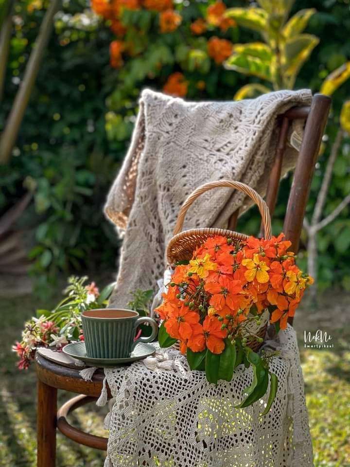 kwiaty i stare krzesło puzzle online