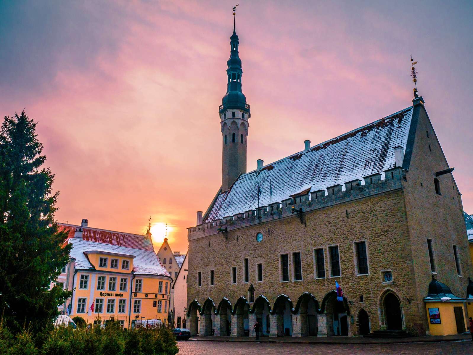 Tallin średniowieczny ratusz, Estonia puzzle online