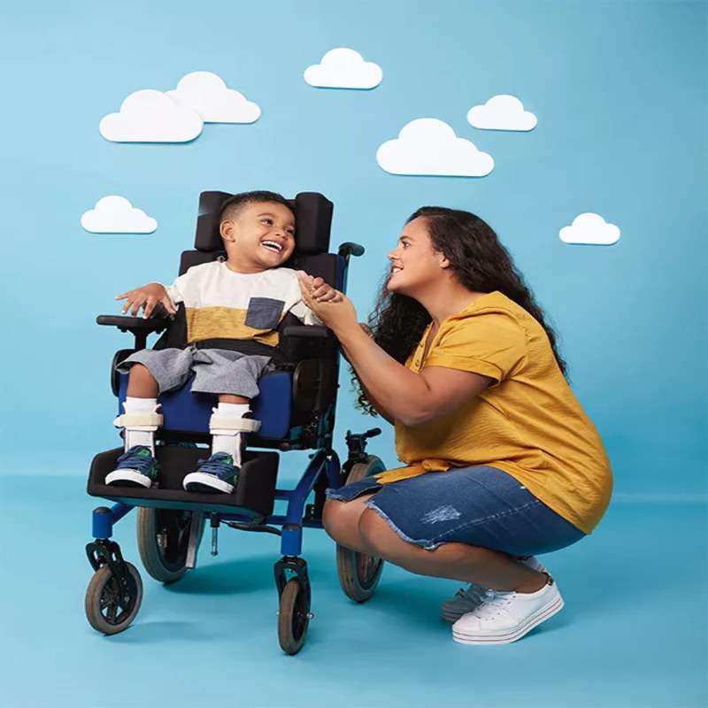 Szczęśliwe dziecko na wózku inwalidzkim puzzle online