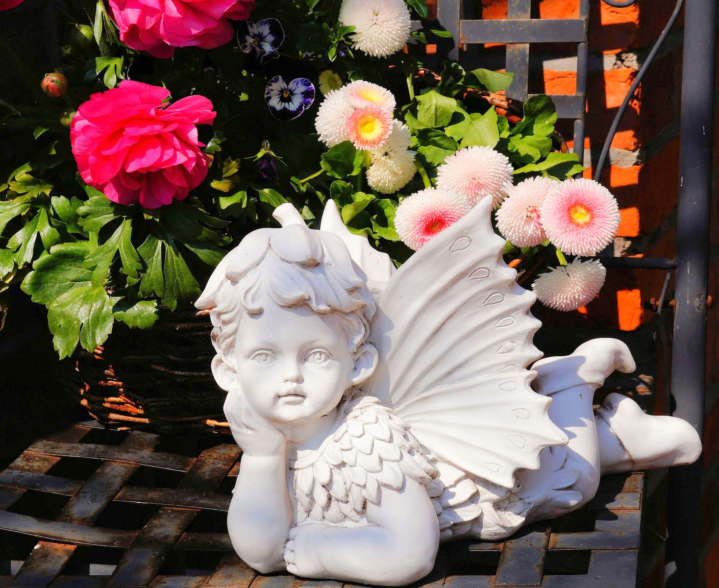 Ogrodowy aniołek w otoczeniu kwiatów puzzle online