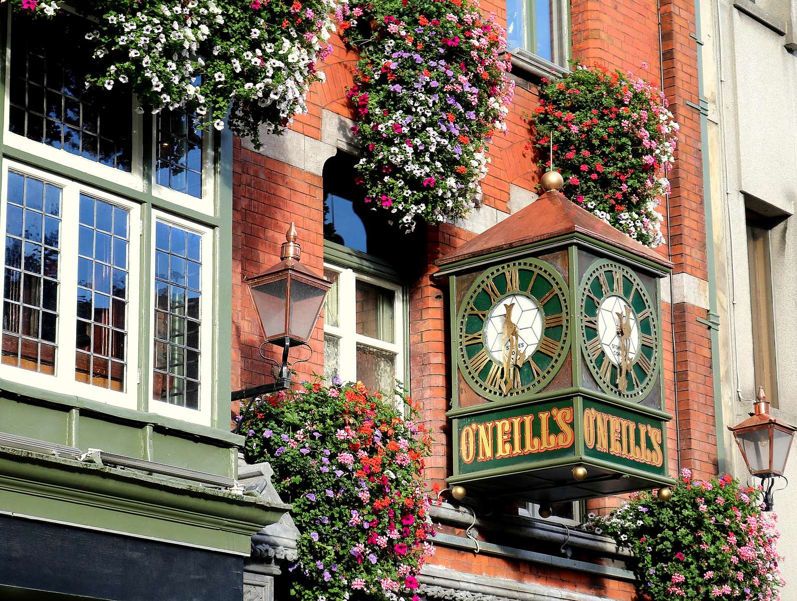 Dekoracja nad pubem O'Neills w Dublinie puzzle online